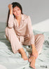 Pijama bohemio Corinne de satén en verde y beige.